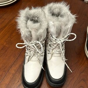Women’s size 10 Fuzzy Warm boots